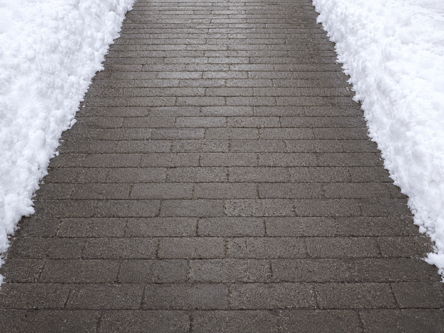 Geräumter Gehweg nach dem Winterdienst
