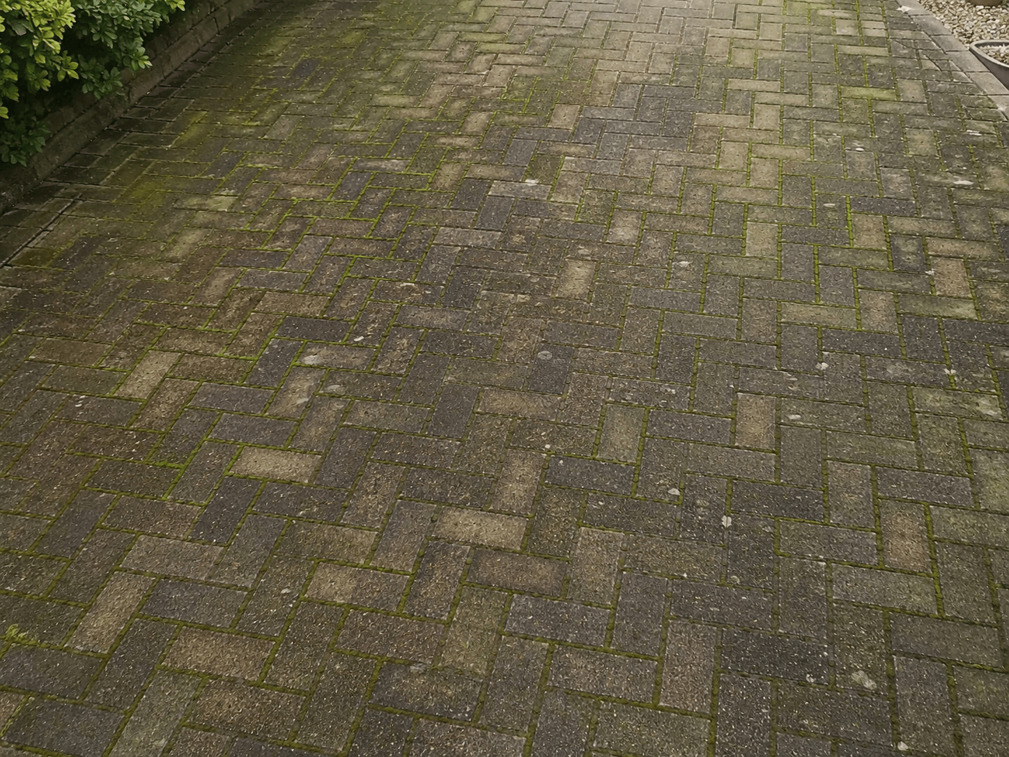 Einfahrt mit Schmutz vor der Reinigung