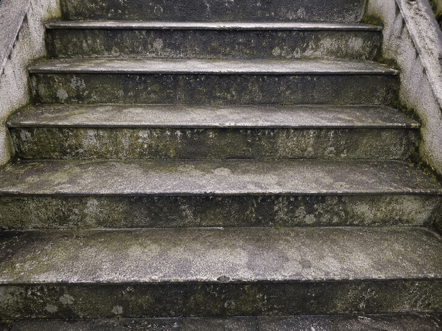 Treppe verschmutzt vor der Reinigung